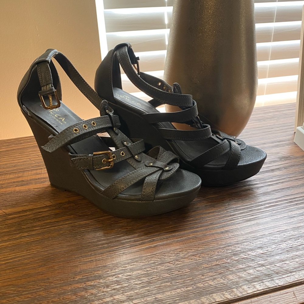 Grey wedge platform